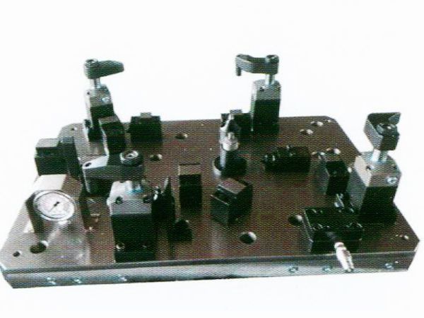 齒(chi)輪室罩蓋液壓裌(jia)具(ju)